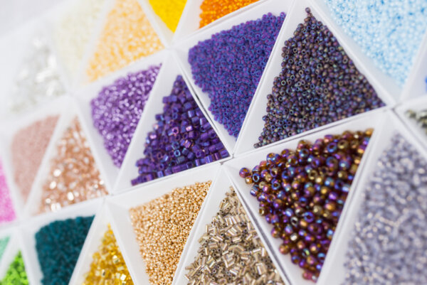 Czym różnią się koraliki Miyuki od zwykłych koralików szklanych?